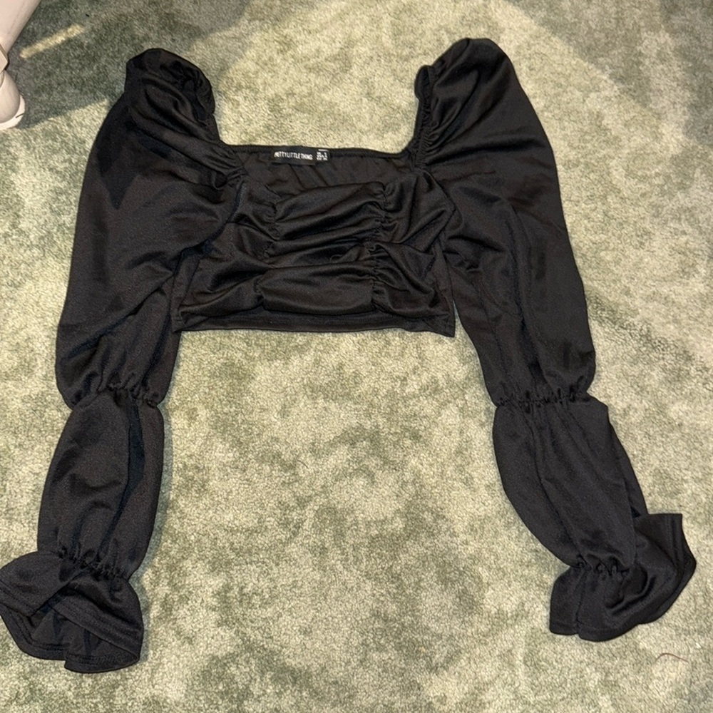 Long black sleeve ruched crop top